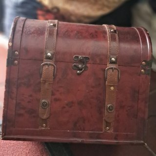 Baúl antiguo madera y cuero