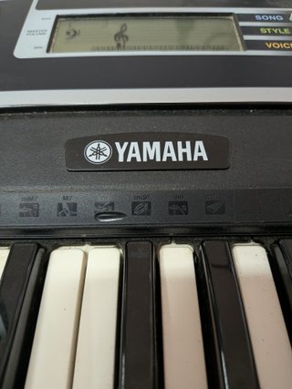 Teclado Yamaha YPT-210 + Soporte Partituras
