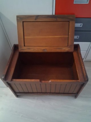 Baúl de madera para guardar objetos