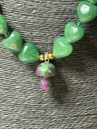 Collar Corazones Jade Natural y Colgante Rubí Zois