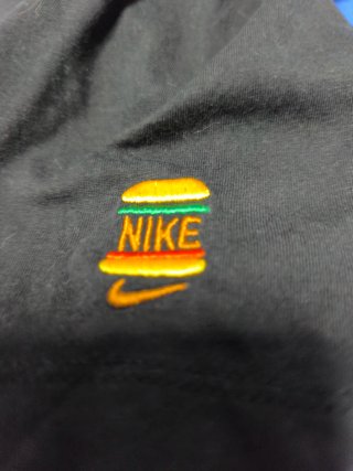 Camiseta Nike Negra con Estampado Burger