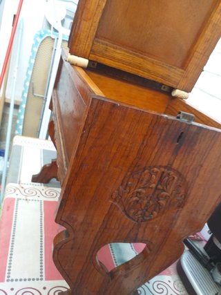 Costurero antiguo de madera