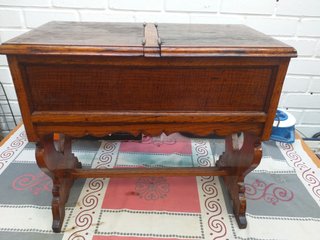 Costurero antiguo de madera