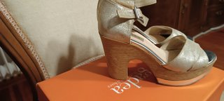 Sandalias de tacón madera beige y oro