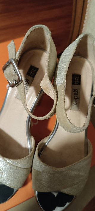Sandalias de tacón madera beige y oro