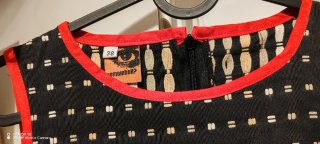 Vestido remambar negro con detalles rojos