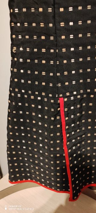 Vestido remambar negro con detalles rojos