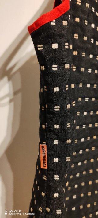 Vestido remambar negro con detalles rojos