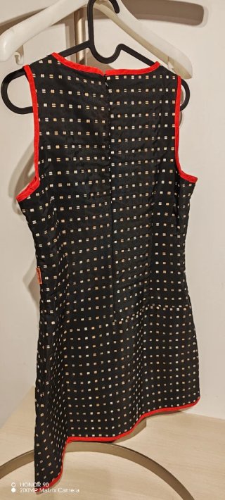 Vestido remambar negro con detalles rojos