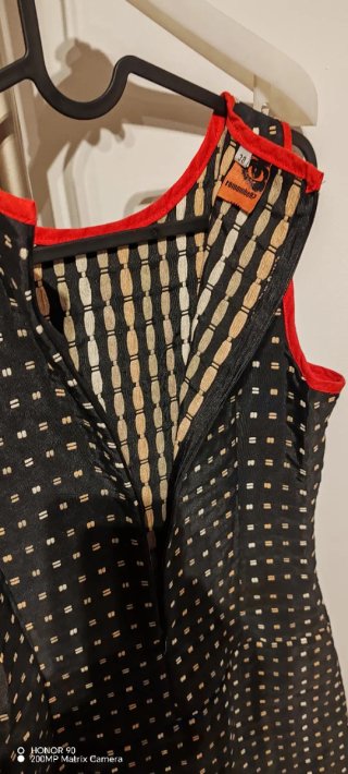 Vestido remambar negro con detalles rojos