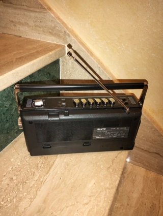 Radio Cassette Sanyo AC/DC AM/FM