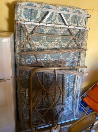 Cama antigua de hierro y tela