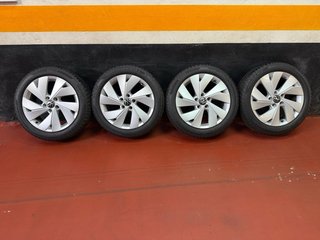 Llantas Originales VW 17 con Neumáticos Pirelli