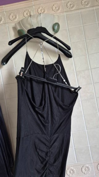 Abito nero con catena argento