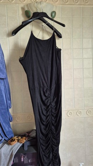Abito nero con catena argento