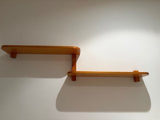 Estanterías de madera en perfecto estado.