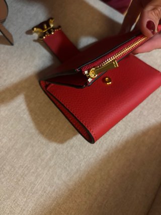 Cartera Celine Roja con Logo Dorado