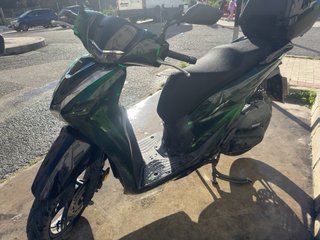 Moto SH 125 verde vetro top box