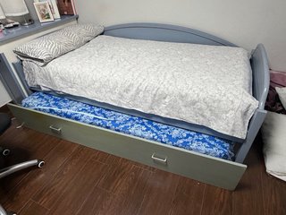 Cama azul con otra debajo