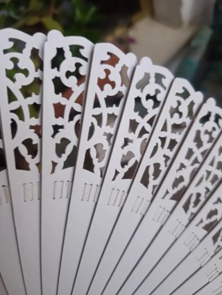 Abanico de madera para novias