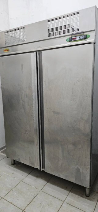 Cocina profesional 6 fuegos y nevera más marmita y
