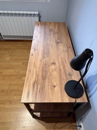 Mesa escritorio estilo industrial madera y metal.