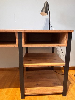 Mesa escritorio estilo industrial madera y metal.