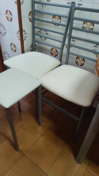 Mesa Cocina Extensible + 2 Sillas y Taburete