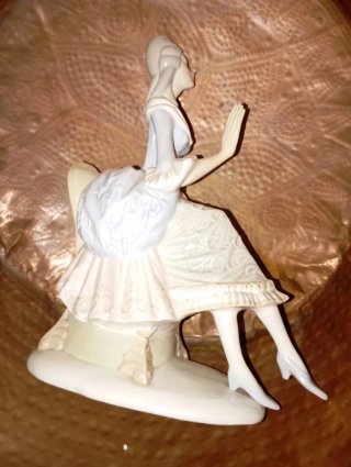 Figura porcelana vintage mujer