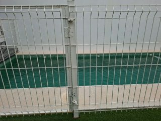 Valla de piscina metálica blanca