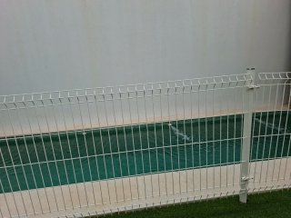 Valla de piscina metálica blanca