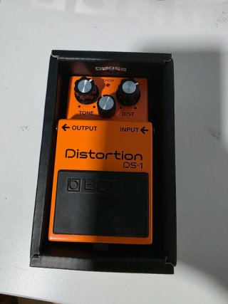 BOSS DS-1 Distortion Pedal + Adaptador