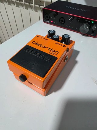 BOSS DS-1 Distortion Pedal + Adaptador