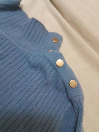 Vestido de punto azul con botones