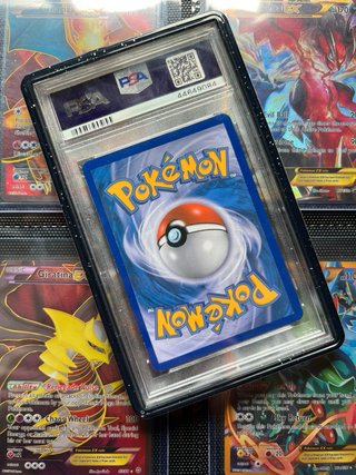 Reshiram 114 PSA 8 Tesoros Legendarios