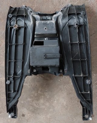 Yamaha Aerox 50 R, Reposapiés/Suelo + tapa bateria