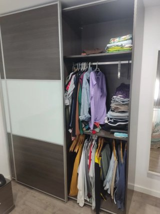Armario corredero y cabecero con mesitas