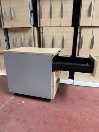 LOTE DE 30 CAJONERAS STEELCASE EN MUY BUEN ESTADO