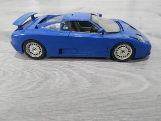 Bugatti 1:18 Azul