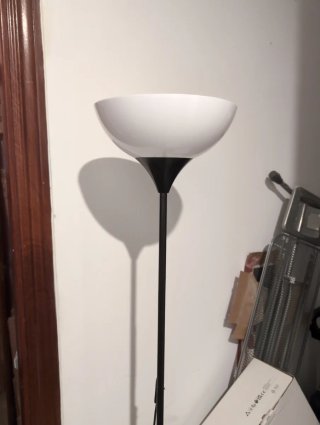 Lámpara de pie IKEA NOT negra y blanca