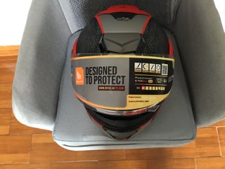 Casco modular rojo y negro