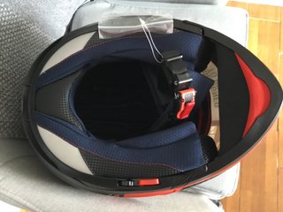 Casco modular rojo y negro