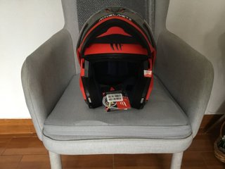 Casco modular rojo y negro