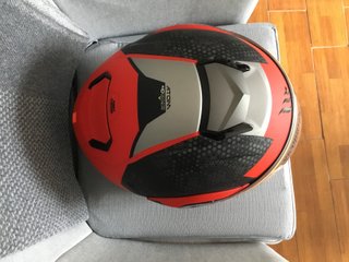 Casco modular rojo y negro