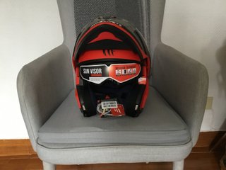 Casco modular rojo y negro