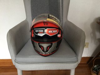 Casco modular rojo y negro