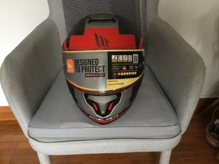 Casco modular rojo y negro