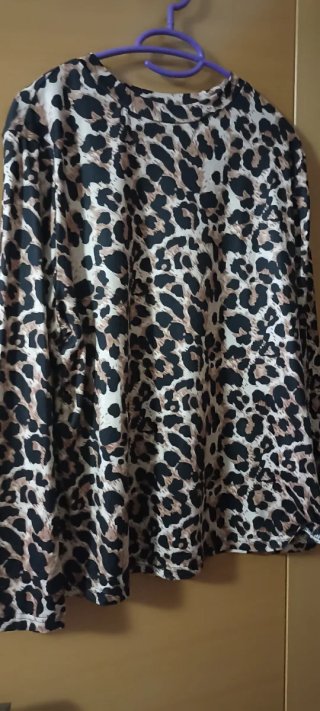 Camiseta animal print manga larga