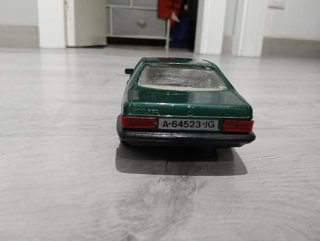 Coche Mercedes verde 1:24