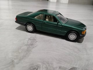 Coche Mercedes verde 1:24